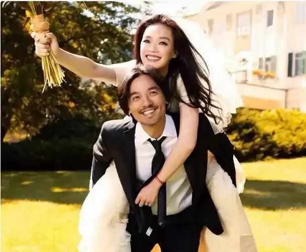 为什么冯德伦和舒淇结婚了九年，他的母亲却从不催两人生孩子？

冯德伦有两个哥哥，