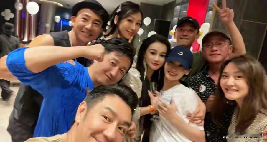 冉莹颖和陈浩民的老婆同框，她们两人性格不一样，在家的地位也不一样，她们丈夫的命运