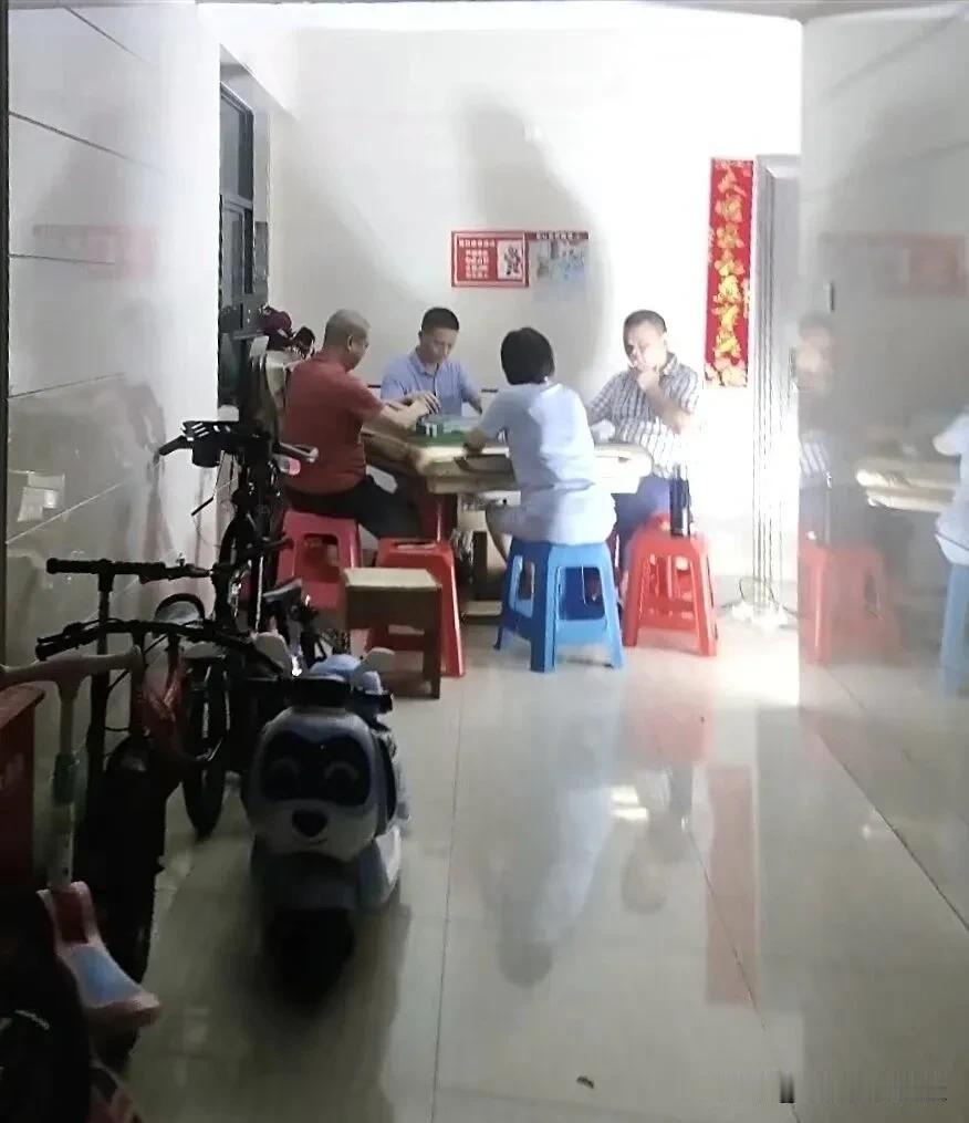 能和这么一群人做邻居，也算是服了。我每次下班回来，都看到门口一群人打麻将。因为我