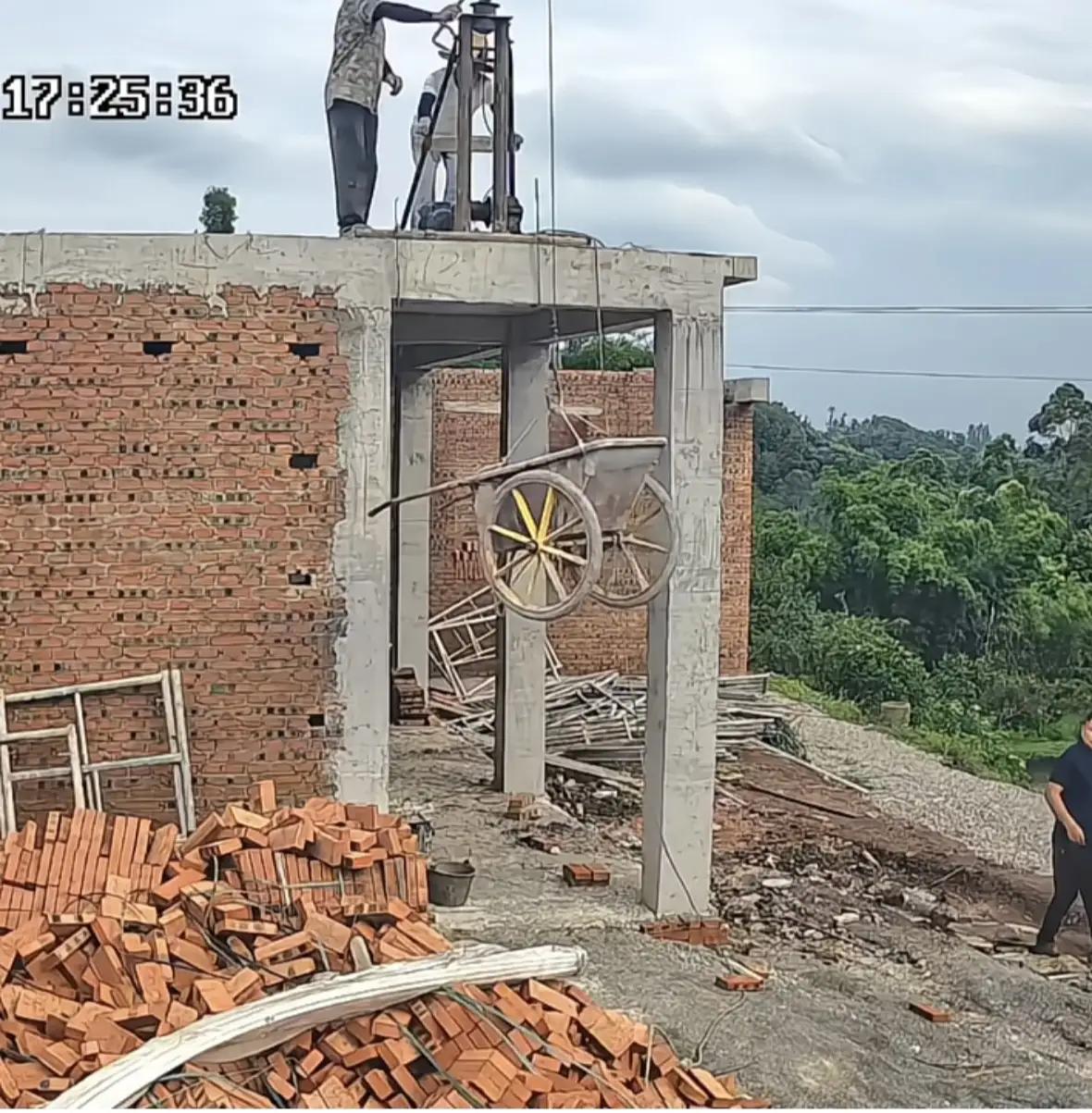 男子差点就没命了
 
工地上的升降机突然侧翻掉下来，白衣男子直接被甩飞，要不是旁