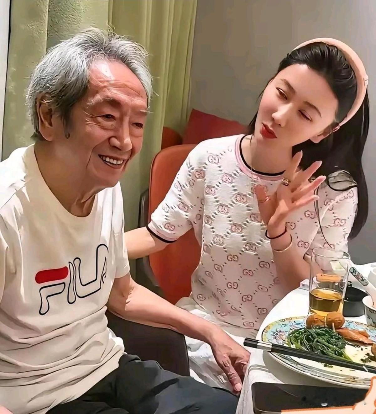 80岁的王奎荣与娇妻相差37岁，但他们的爱不比年轻人差
王奎荣与他的娇妻饶心语一