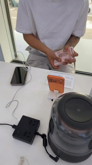 一对刚刚结婚不久的新婚小夫妻来到一家手机专卖店购买手机。
他们挑来挑去最后选中了