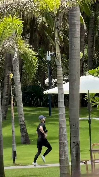 三亚偶遇王嘉尔户外跑步王嘉尔三亚还在户外跑步！这么热的天气还这么自律！王嘉尔三亚