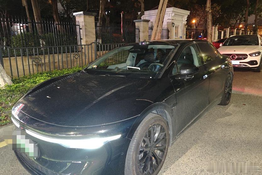 选择007，很大程度上是出于对极氪安全理念的信任。它的车身刚性、电池包安全都给了