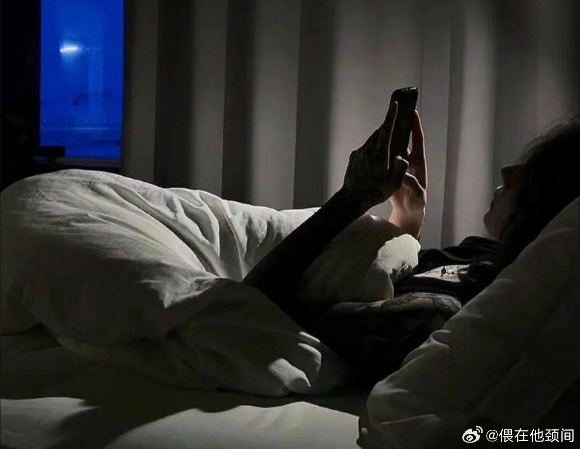 侧躺刷手机正在悄悄伤害身体睡前总爱侧躺着刷手机，不知不觉就玩很久。很多不适都是慢
