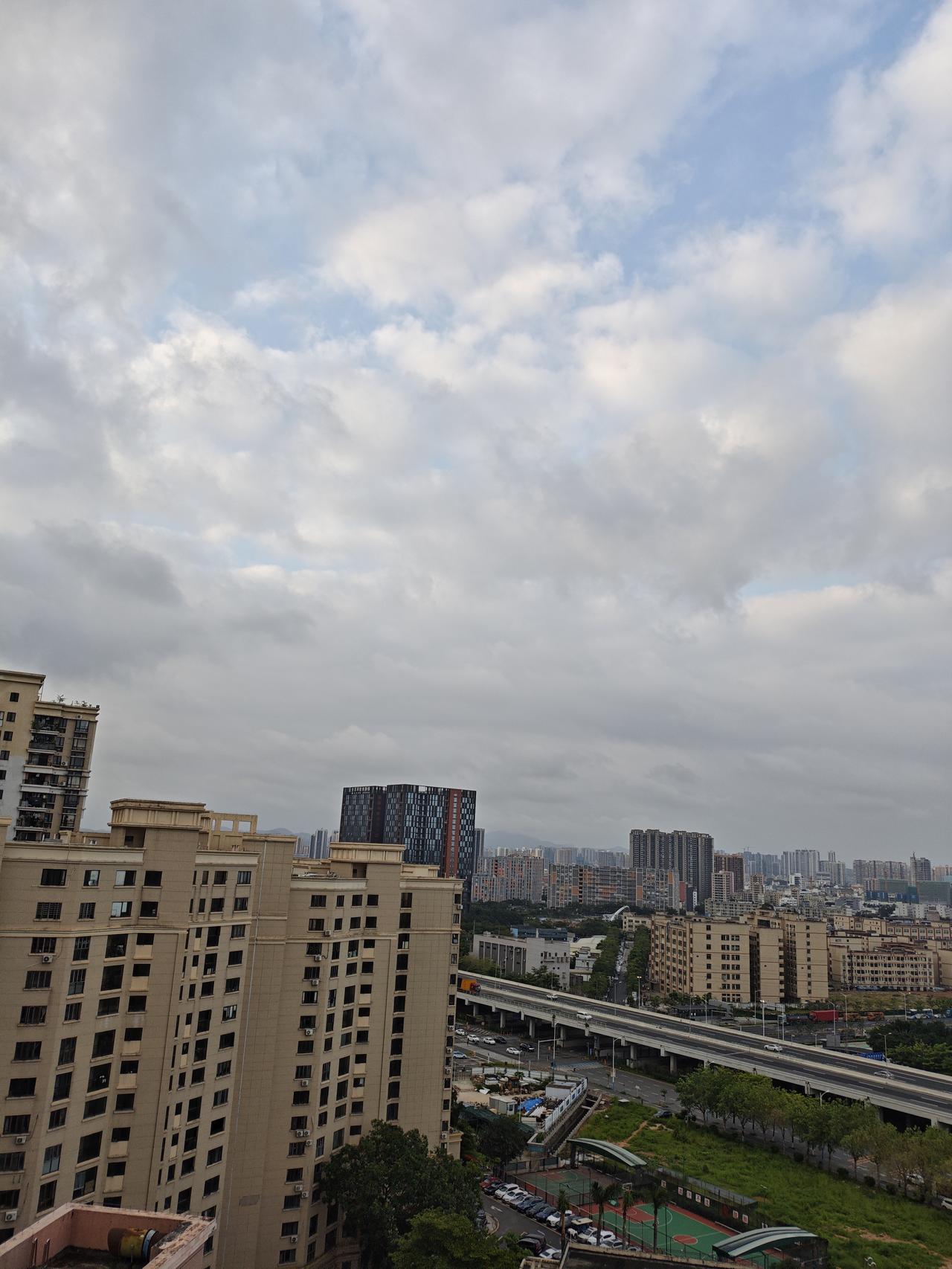 今早醒来第一个念头今早醒来第一个念头去看天气，今天大晴天，可以洗床上用品了！