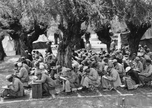 1952年1月12日，西藏军区藏文藏语训练班（后改为西藏军区干校）在拉萨东郊仲吉
