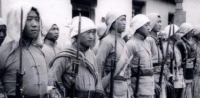 1942年，神枪手王凤麟遭叛徒出卖，被日军围在山上，打到只剩一颗子弹时，他犹豫了