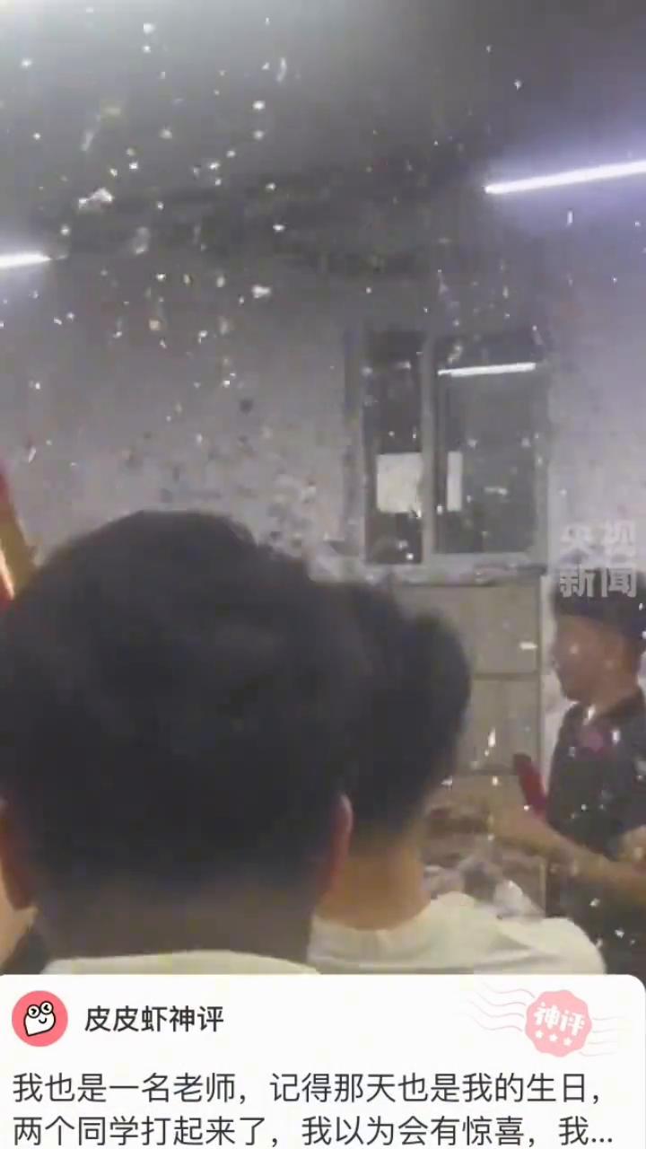 高三学生在最后一节晚自习假装打架给老师制造惊喜。
近日山东聊城。
网友：青春的样