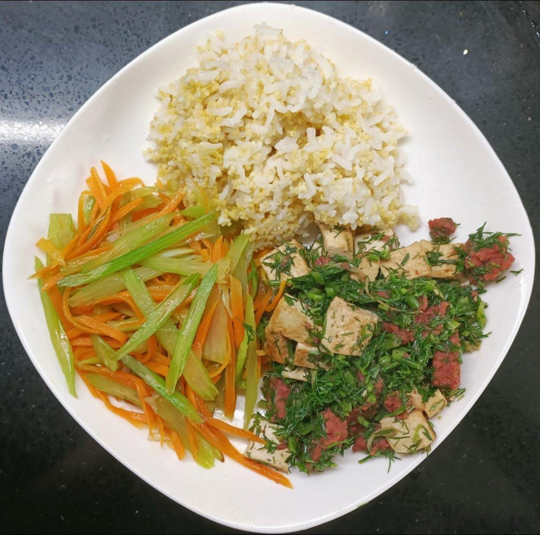 #老年人进补宝典# 我的午餐：大米小米大黄米饭，胡萝卜芹菜丝，茴香苗自制午餐肉炒