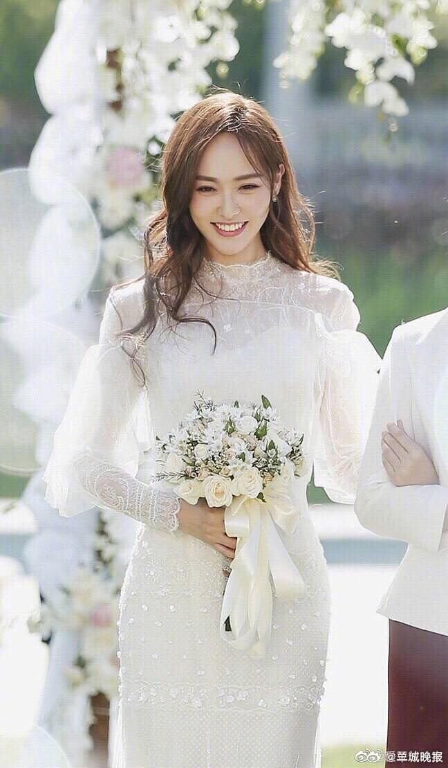 【分享内娱女星手捧花系列】花朵在掌心绽放，笑意在眼角蔓延，仿佛连空气都染上了芬芳