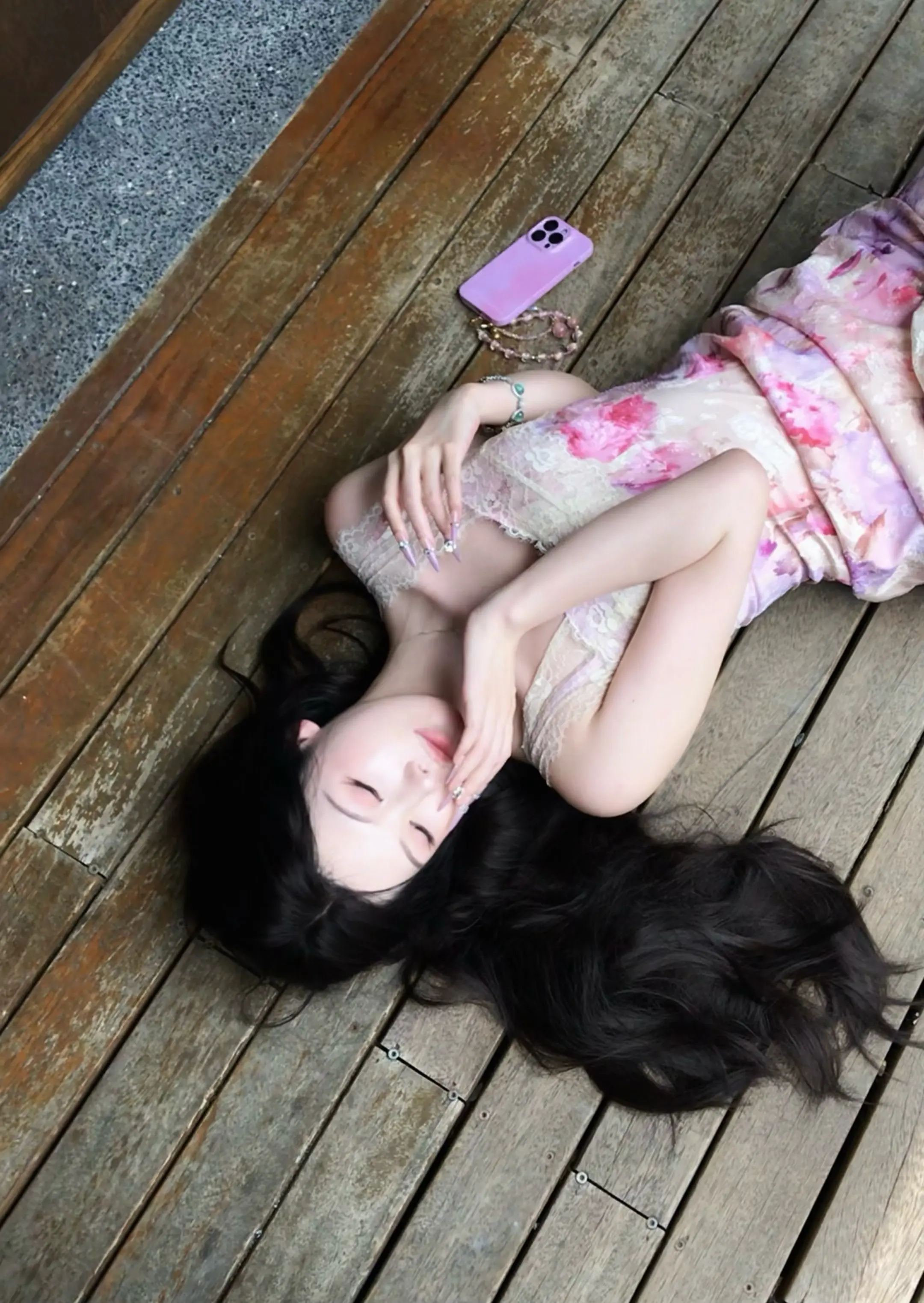 靠近你的人都该死 你让人靠近你也该死。