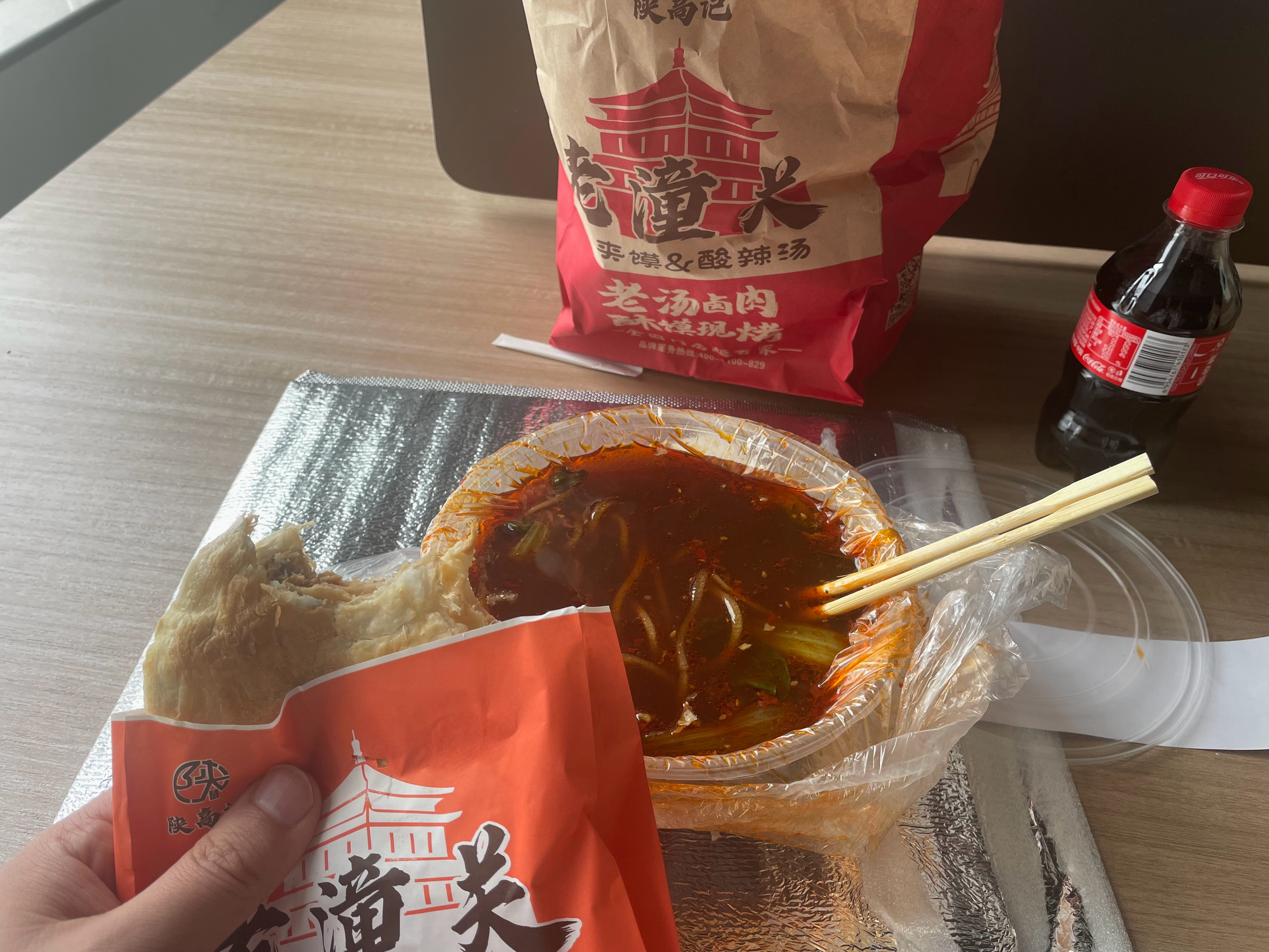 体验感极差的一顿外卖肉夹馍一闻就是腥味，咬一口直接恶心了，感觉就像是冻肉……酸辣