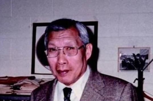 1950年春，北大一位教授悄悄把家里米缸加满了米，装出一副还要回来的样子。留下一