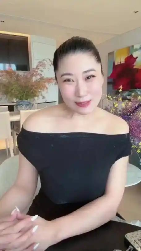 谢贤的前女友 Coco 曾有点凡尔赛地直言：你们只在报纸网络见过我，我把头发放下