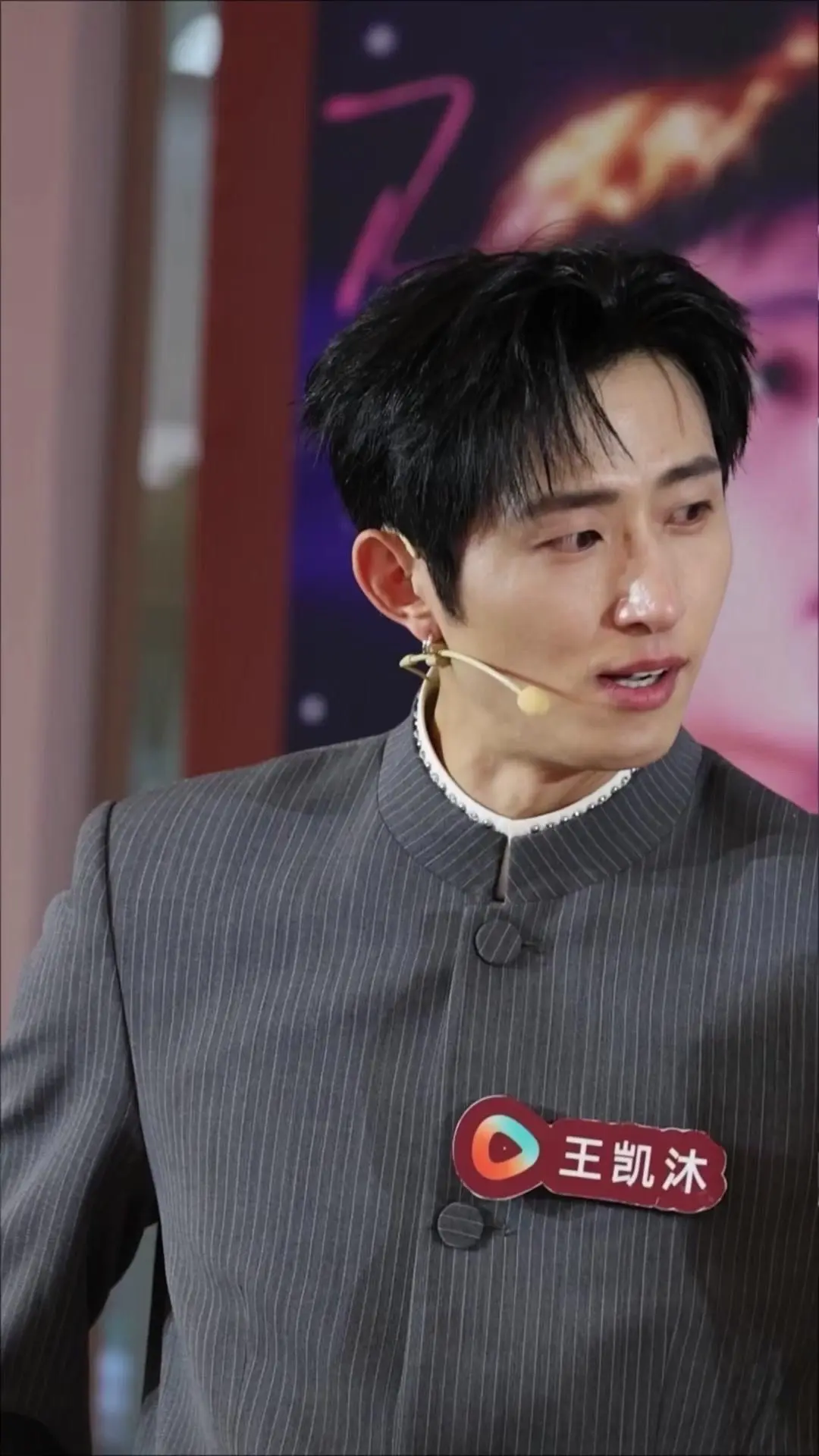 ✨活动现场被粉丝戳中泪点的大男孩。他认真接住每一份来自粉丝的心意，被当...