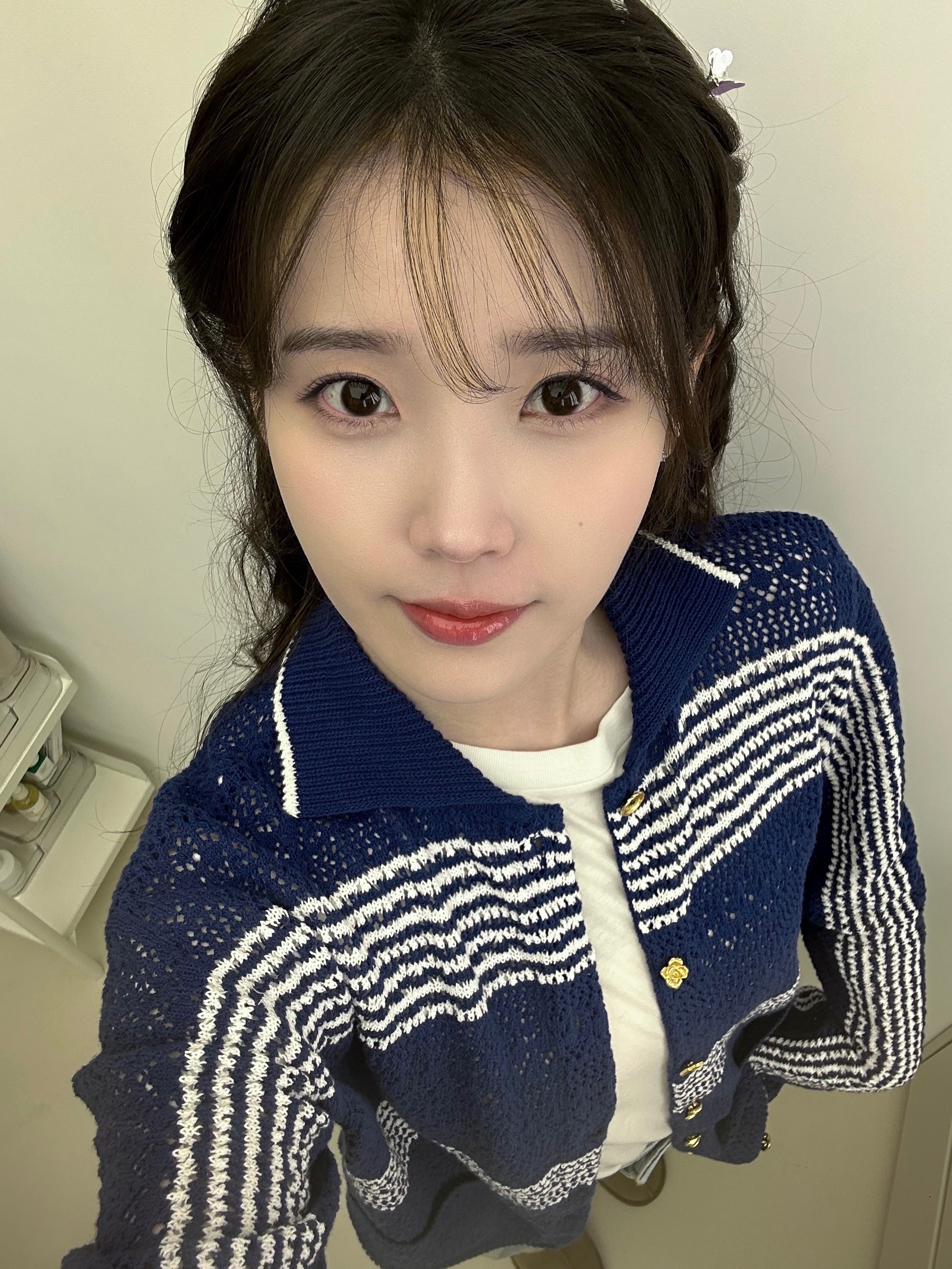 260414 IU官方更新自拍[📷] 260414 살롱드립케미 맛집 오픈!