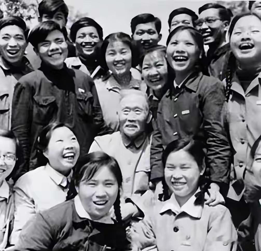 1909年12月8日，长沙修业学校的讲堂里，徐特立痛陈帝国主义的野蛮欺凌、清政府