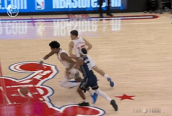 阿们汤普森被放倒了！威廉姆斯这球太坏了



火箭对阵独行侠比赛中，阿们汤普森防