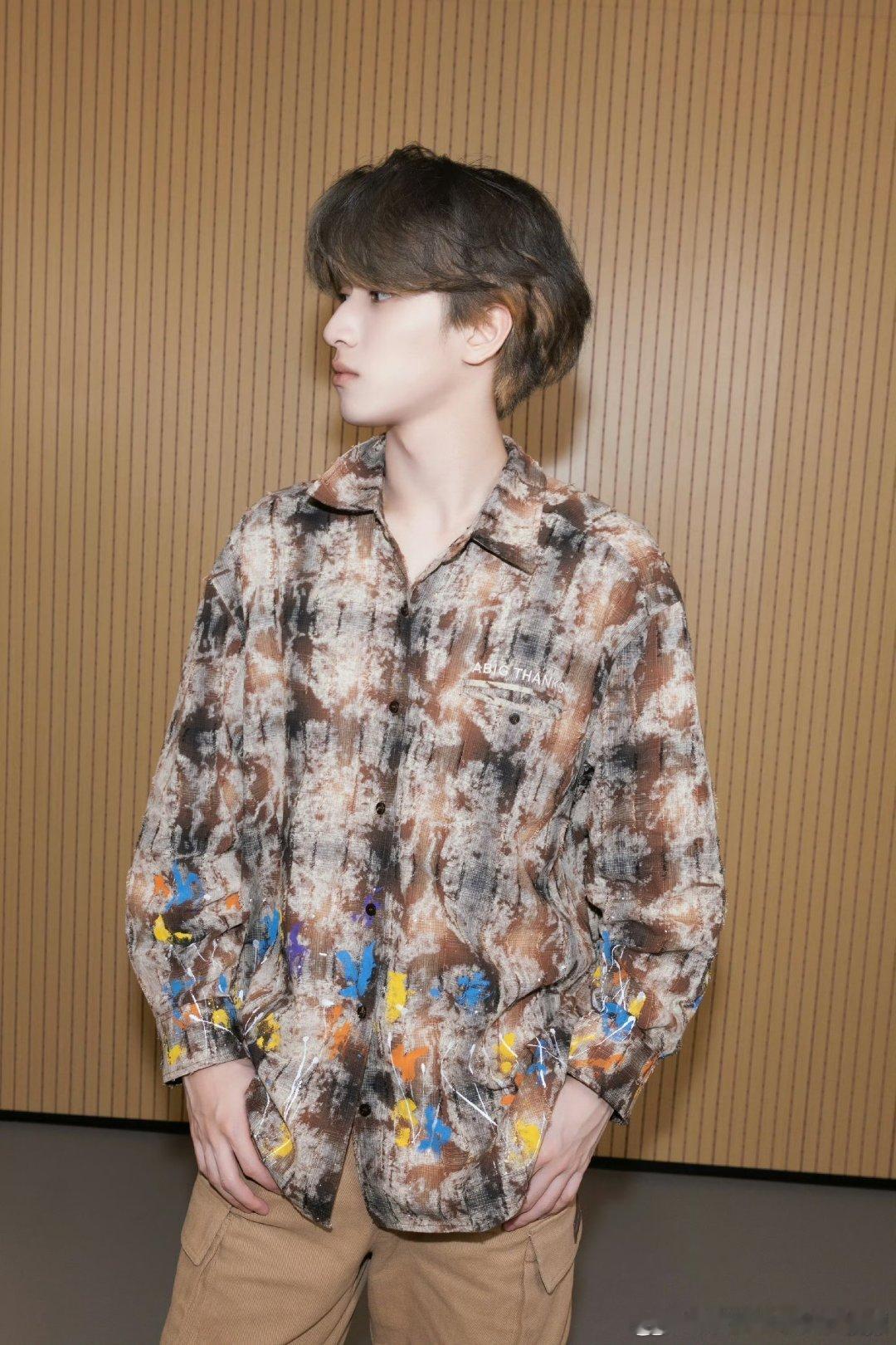 #严浩翔栗子小蛋糕# 严浩翔你是一个栗子小蛋糕[泪]新的栗棕色发色真的超级帅！！