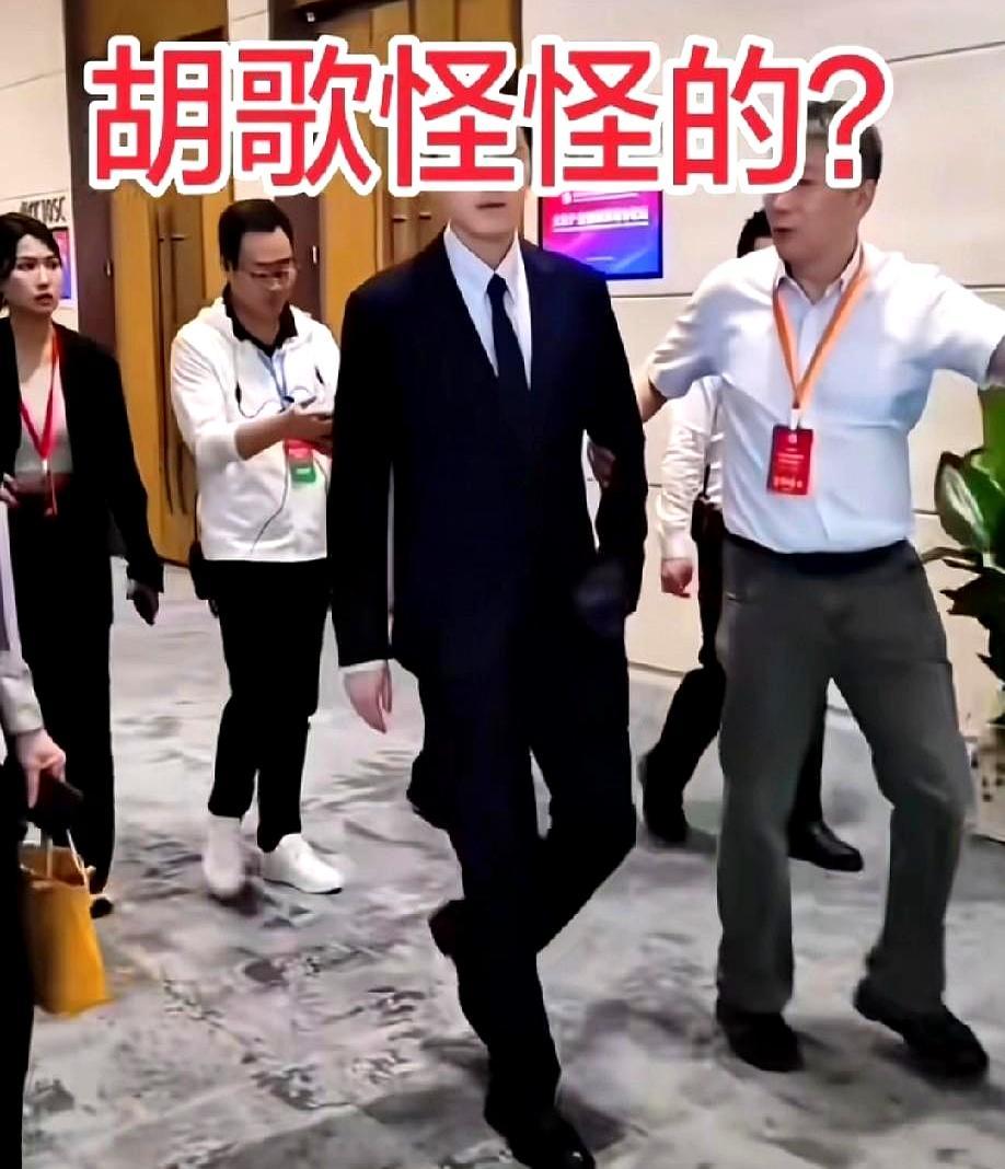 李咏的死，胡歌的疤，都不是什么局。真正的局，是把你看进去。
 
有人在墓碑上泼脏