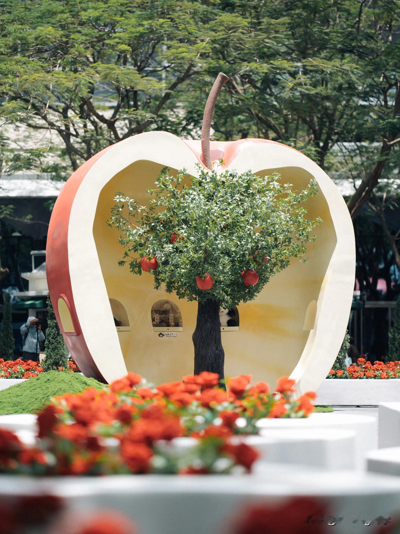 
深圳湾新开的苹果市集
大家说city不city🤩

这次空降了巨型红苹果🍎