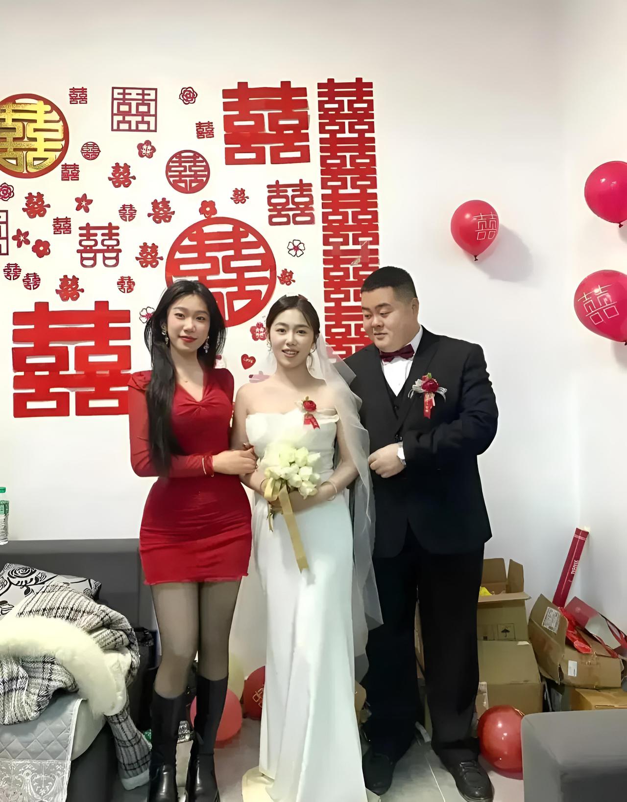 抱怨自己老婆不漂亮的男的最好先骂死自己，要怪就要先怪你是个窝囊废，赚不到钱穷的叮