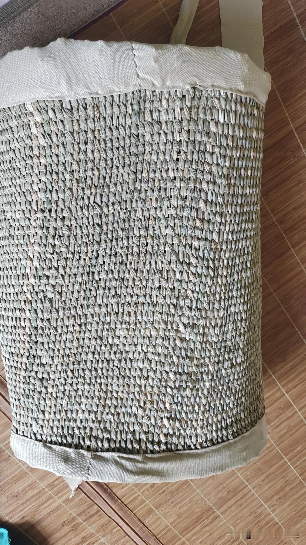 今天来跟大家分享一下我的手工小制作。

       前几日在河边采的蒲草，经过