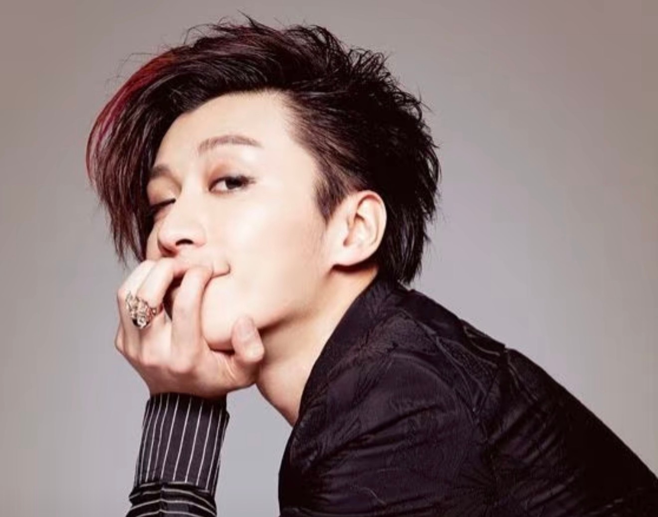 王传君 乔任梁故人也爱烟熏妆这期妆容应该也不是巧合吧 