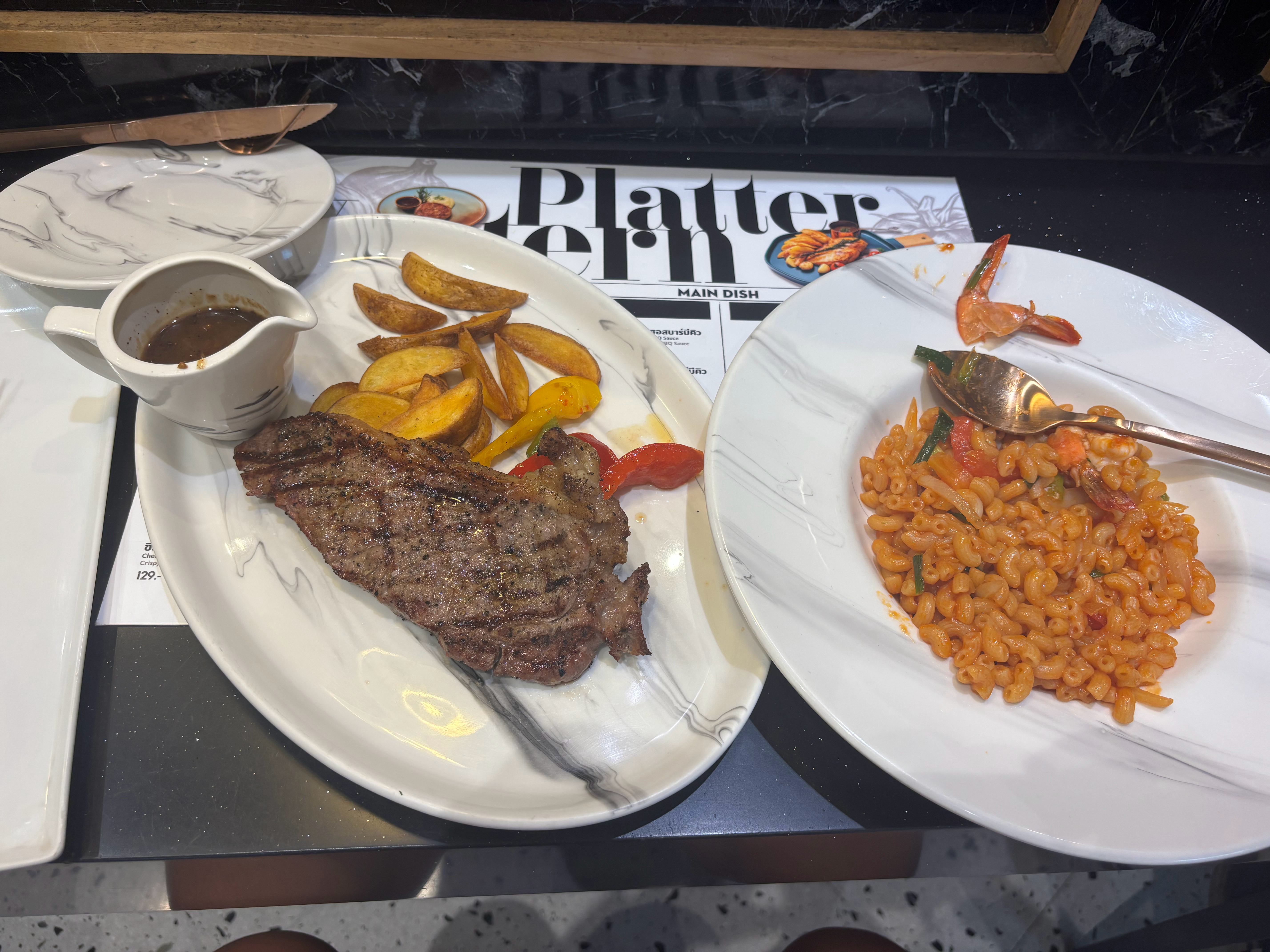 三只大虾的故事在曼谷市中心有一家大商场，里面的超市很高档，里面有个档口卖意面和牛