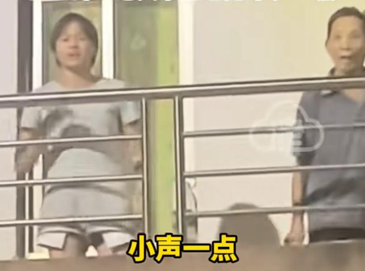 9月12日，广东，奥运冠军全红婵回家后，粉丝上门直到深夜不肯离去，有男子多次大喊