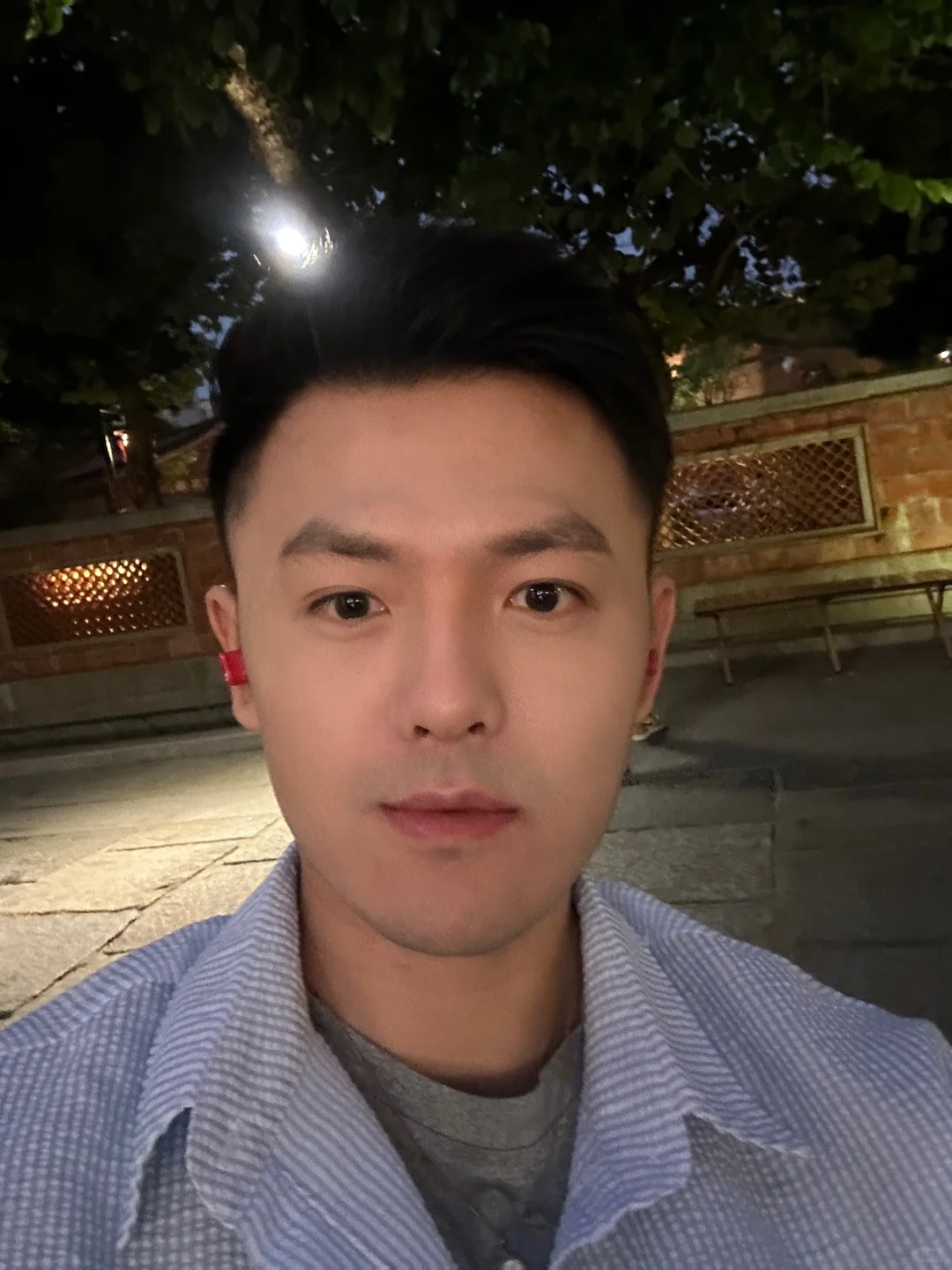 我在门口看游客.