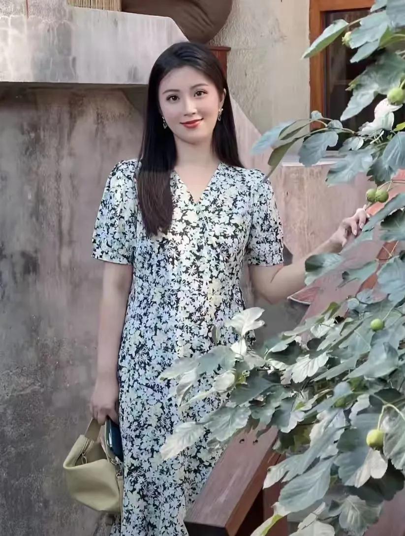 在这几年的单身旅程中，她的心房也曾为某人轻轻开启。那些相遇的瞬间，如同流星划过夜