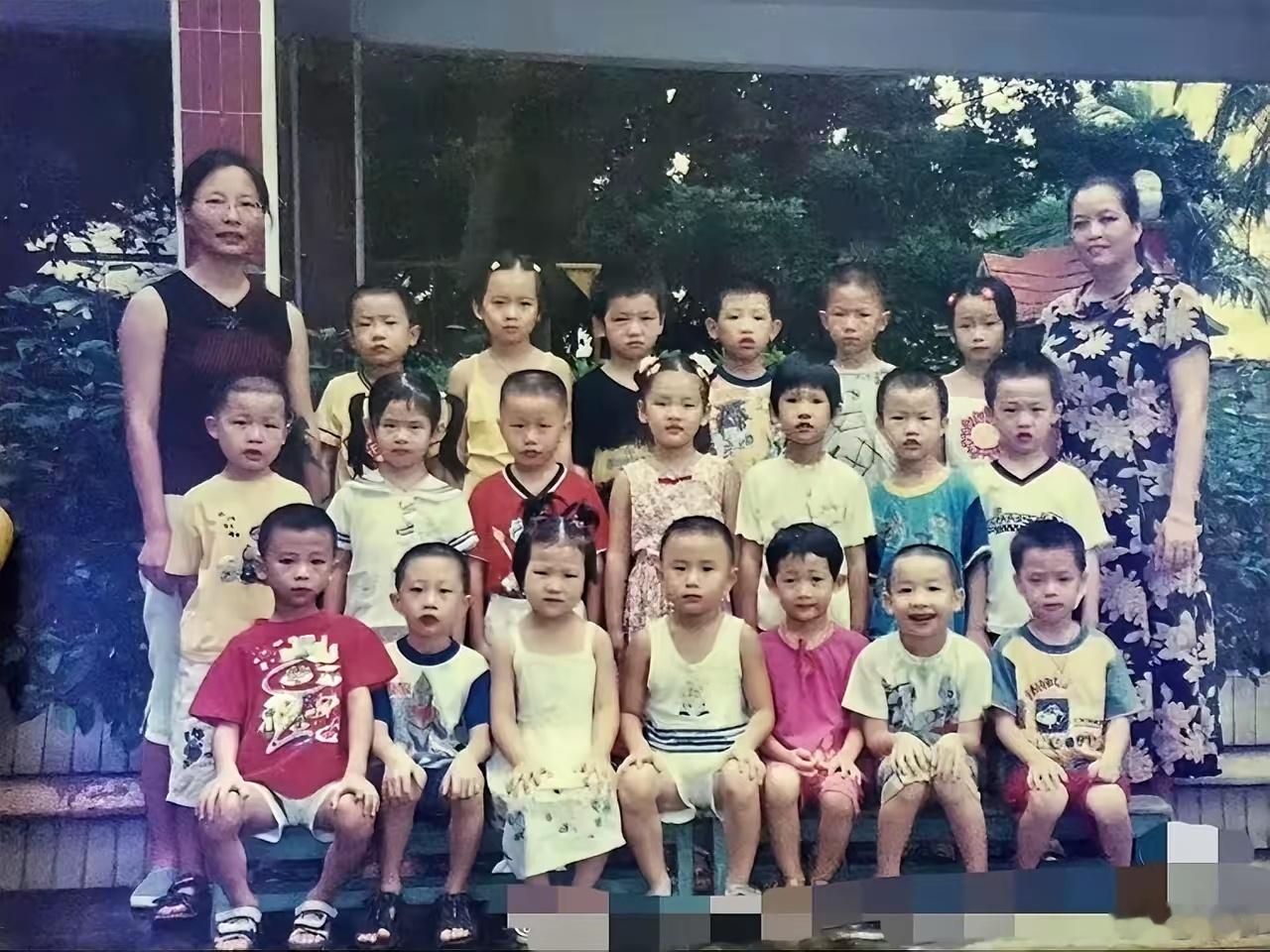 都说这张照片里有樊振东，可是小朋友们一个个都那么小，怎么认得出来呀，这应该是幼儿