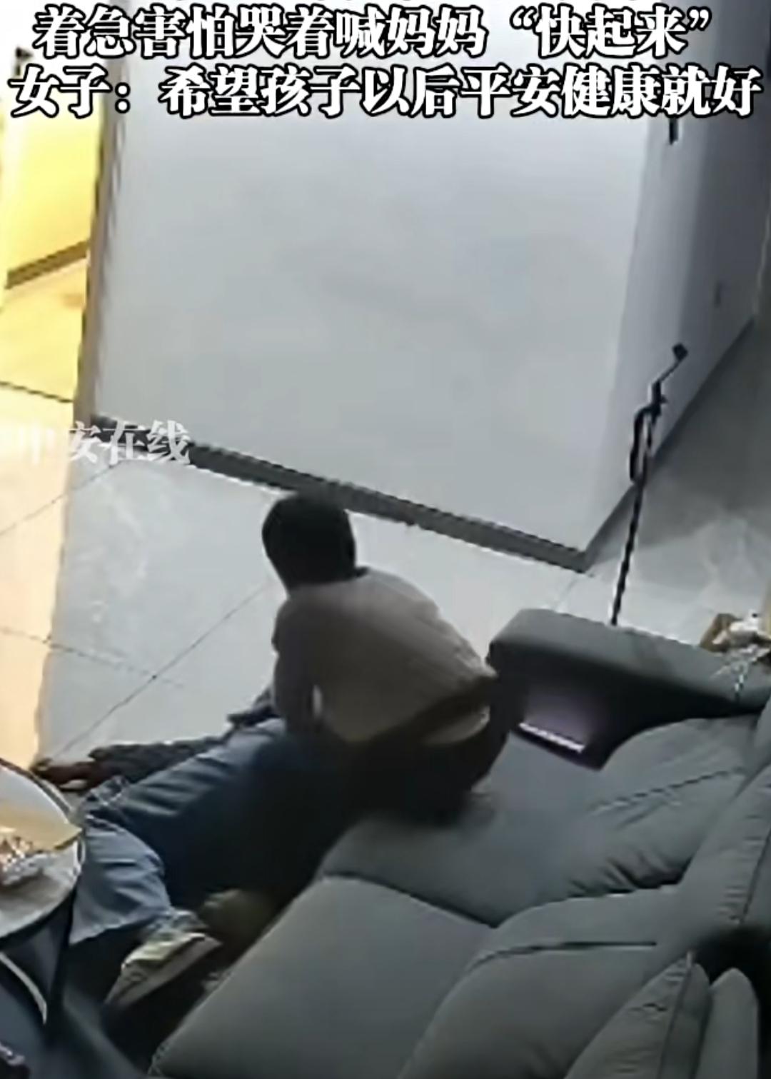 监控画面里的那一幕，看哭了无数人：湖北某地，一位妈妈正辅导孩子写作业，不知是情绪