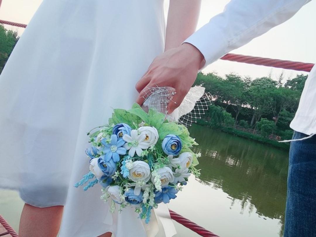 现在特别认可一句话，
婚姻的苦，
大多都是自找的。
婚前明明看清了他的嘴脸，
自