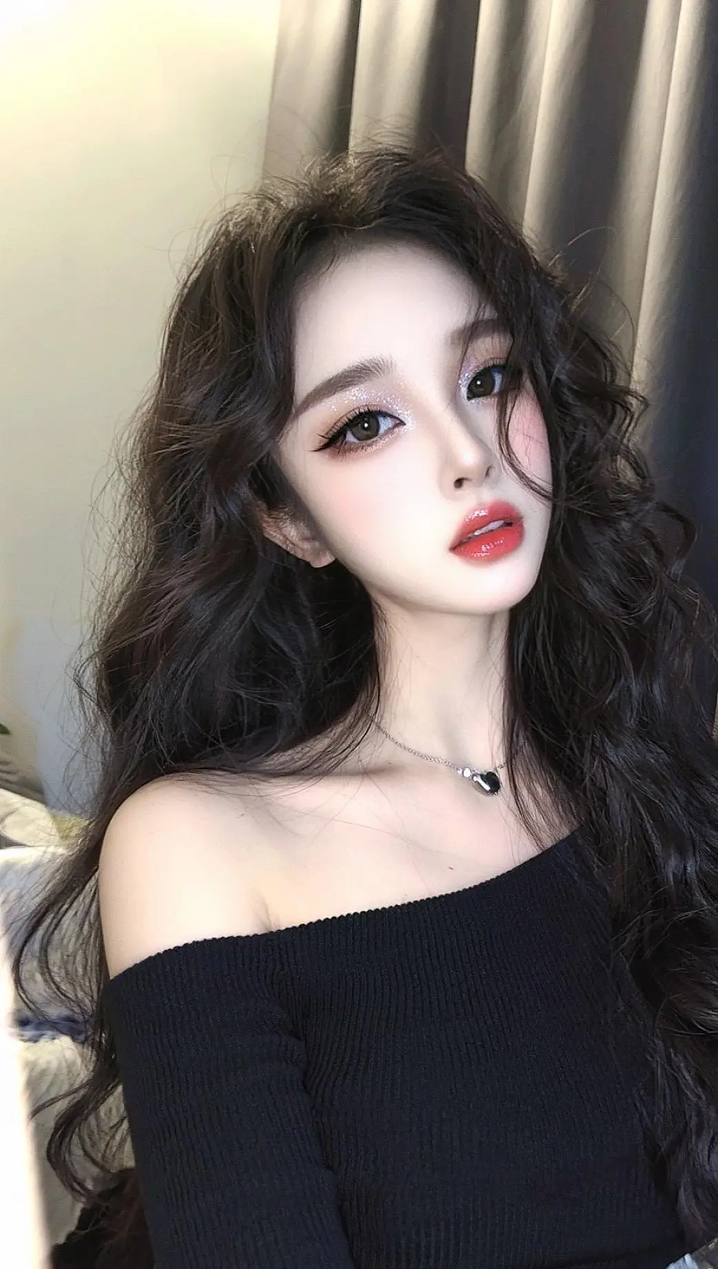 长卷发气质美女 温柔系女生发型 黑色蕾丝衣配卷发 御姐女生头像 高冷气质发型