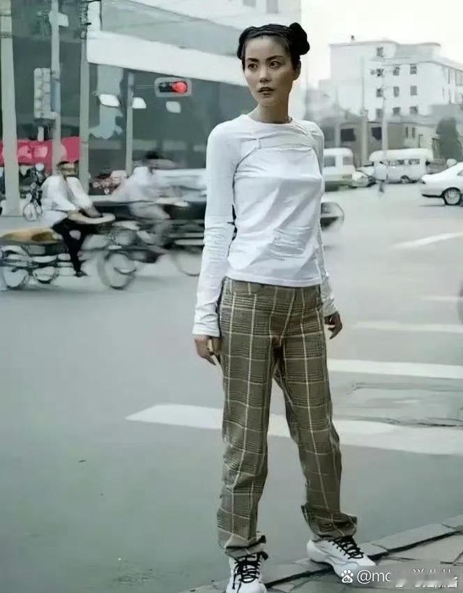 1997年北京西单28岁的王菲旧照，那时的她原名叫王靖雯。 好潮 ​​​