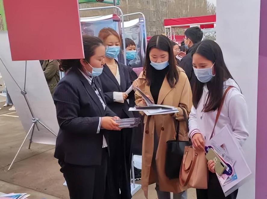 “一直闹对你也没好处”，河师大40多学生被骗，说好的编制没了
河南师范大学的应届