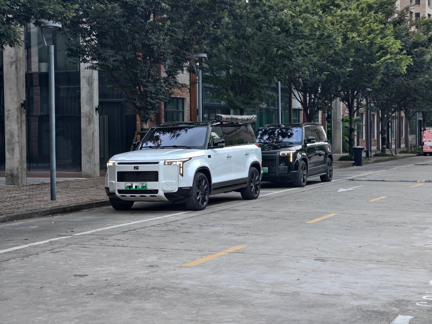 我就说公司园区指定有同行吧，这么小众的车一来两台。有人认识么。 