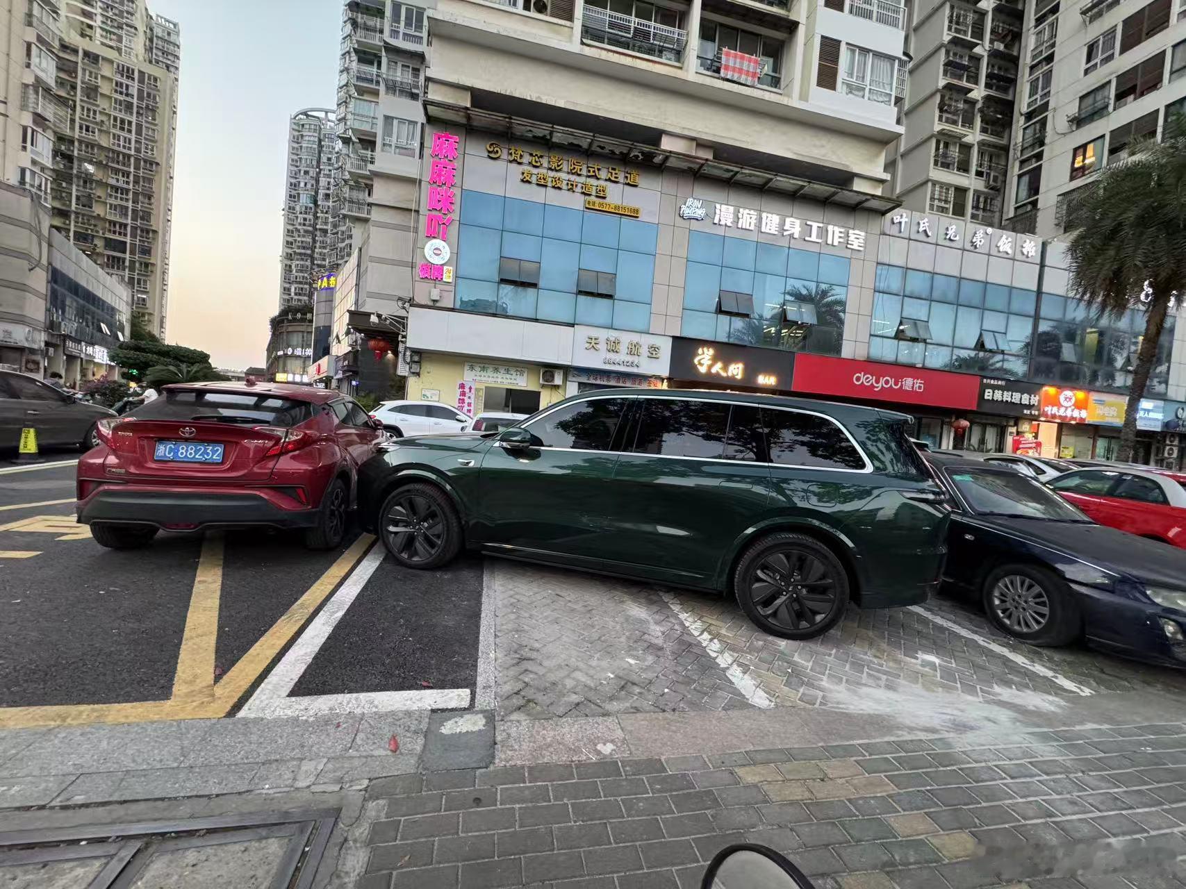 你会给违停的丰田C-HR点赞吗？我的话，会打丰田车主的电话，亲口跟他说【你做得好