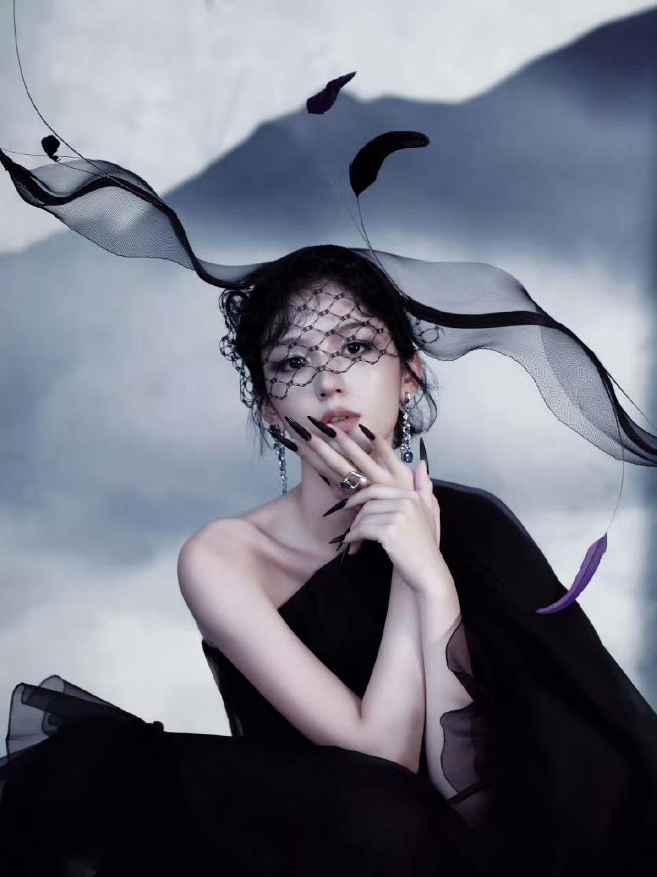 周也魔法女巫我的老天奶谁懂周也这组图的设计理念和她的那种天然黑天鹅的气质感 完全