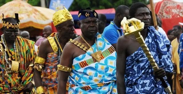 加纳，西非小国，坐拥黄金、钻石、石油等丰富资源，却因技术落后与历史殖民创伤，沦为