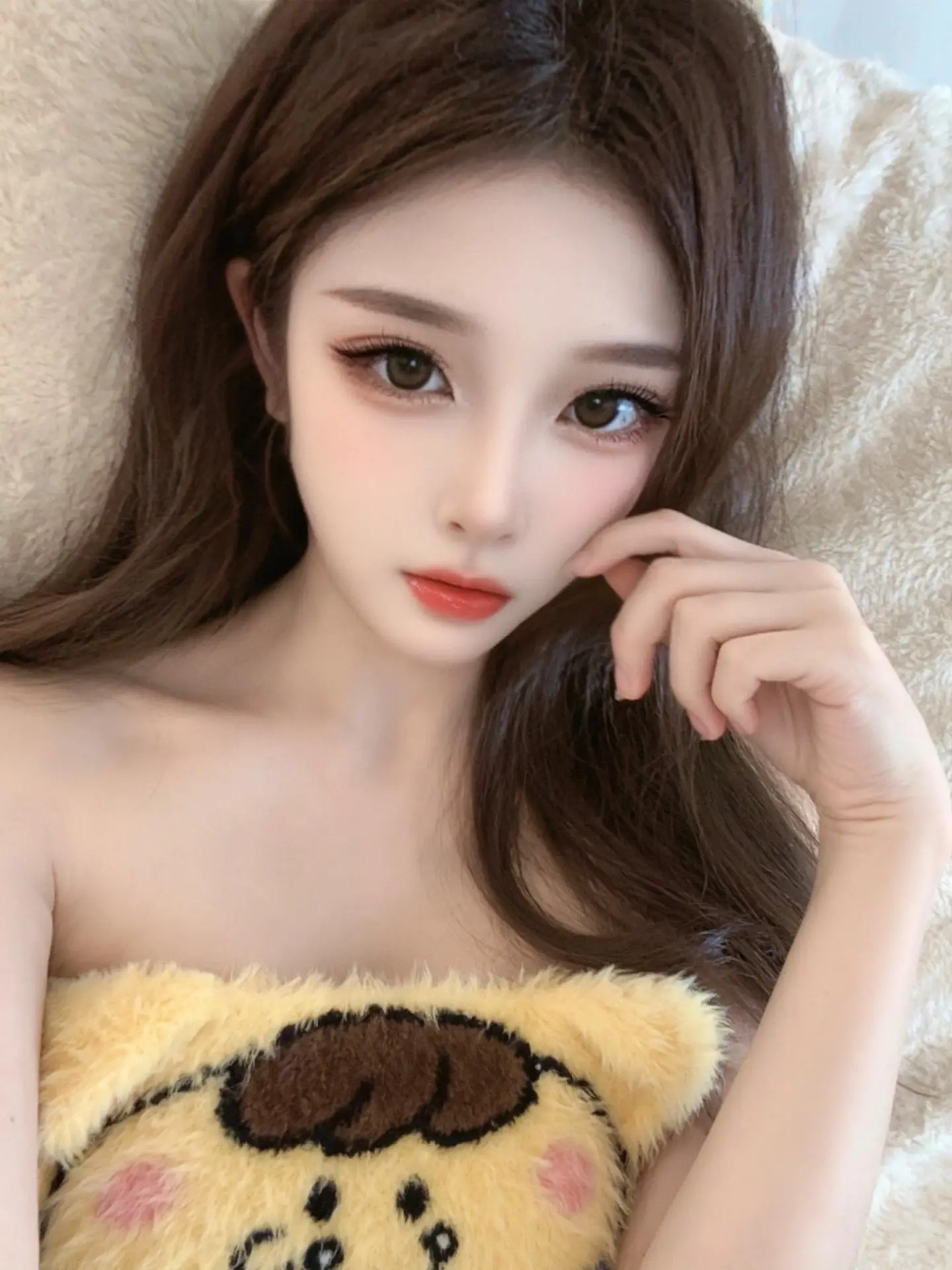 软fufu的治愈感 精致眼妆 宅家姿势 慵懒松弛感拉满 居家美女
