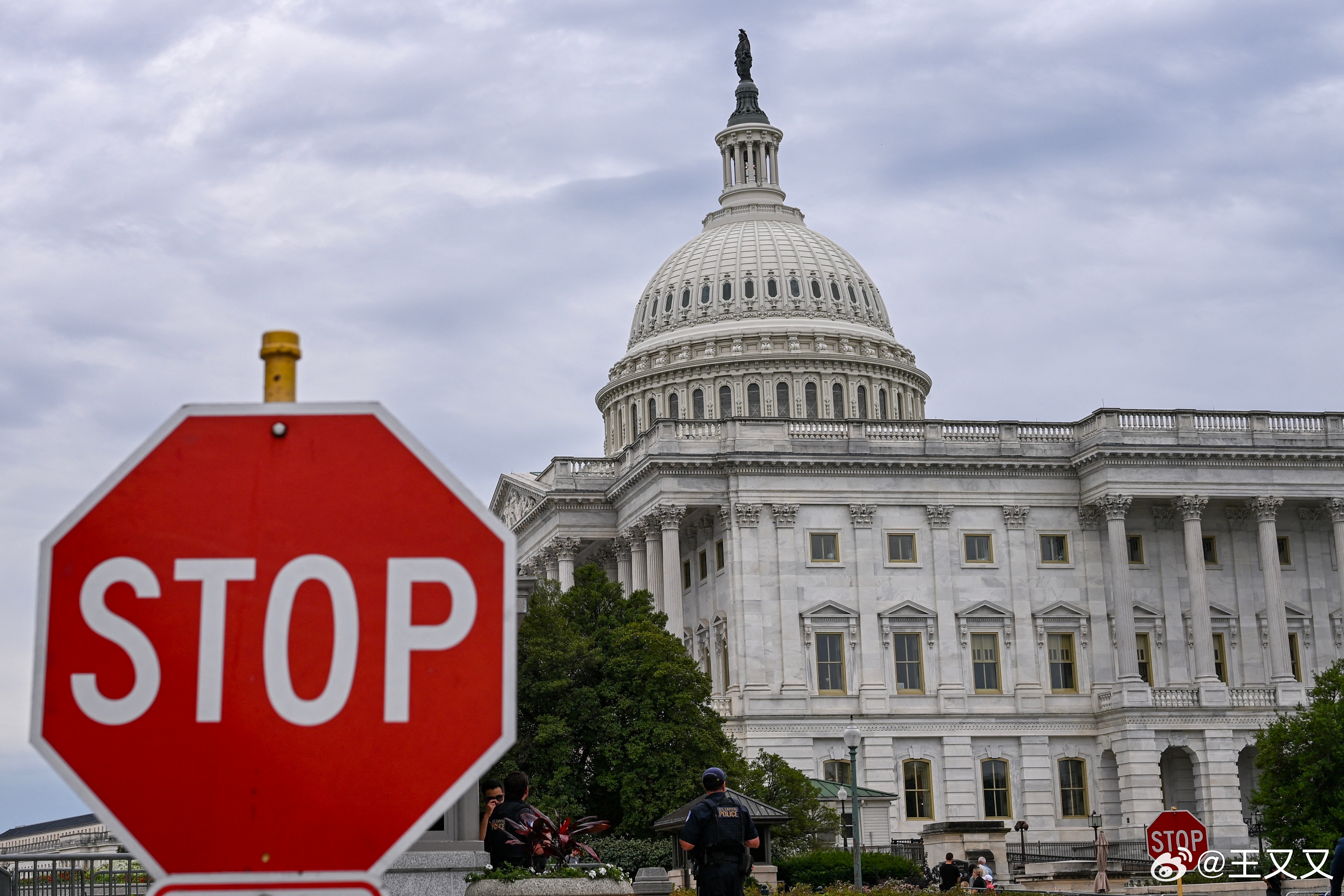 美国政府关门持续41天后终于出现转机。特朗普在11月10日公开表示支持一项两党合