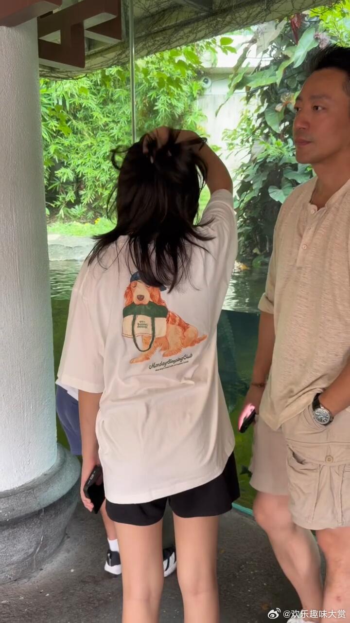 大S儿女和爸爸去海洋公园大S前夫带姐弟打卡海洋公园，没有旁人打扰，一家三口自在逛