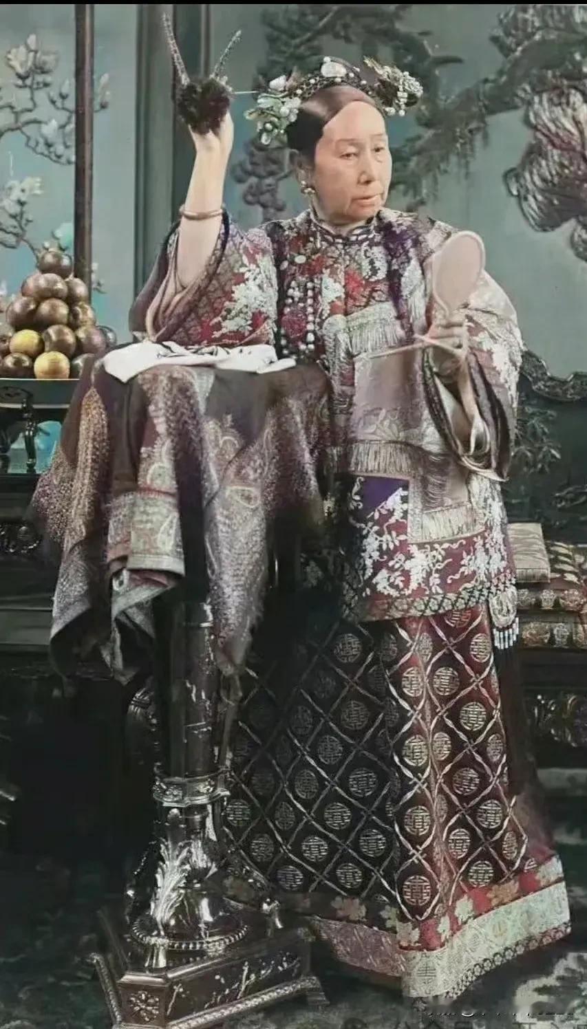女人永远是女人，且看慈禧理红妆~~
老照片留下的魅力[可爱]
#宝藏兴趣攻略#
