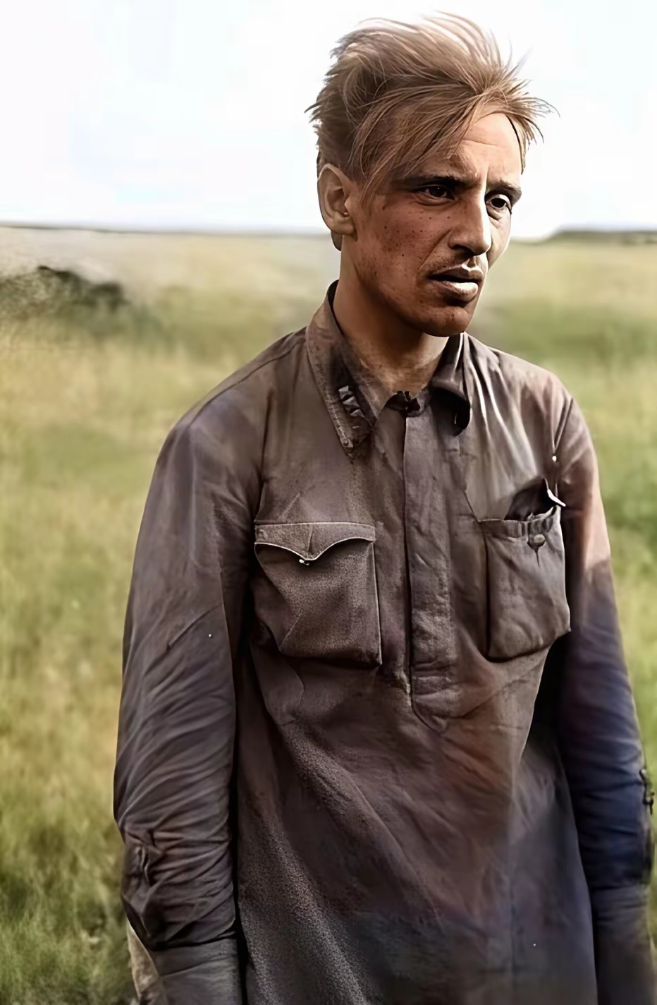 二战期间，苏军152步兵师政委 泽姆尼亚科夫上校被德军俘虏时的一幕，他头发凌乱表