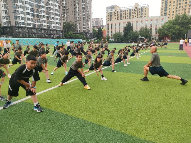 #童心铸军魂#【热火朝天！#退役军人组队带小区孩子晨跑#】#当兵式带娃有多硬核#
