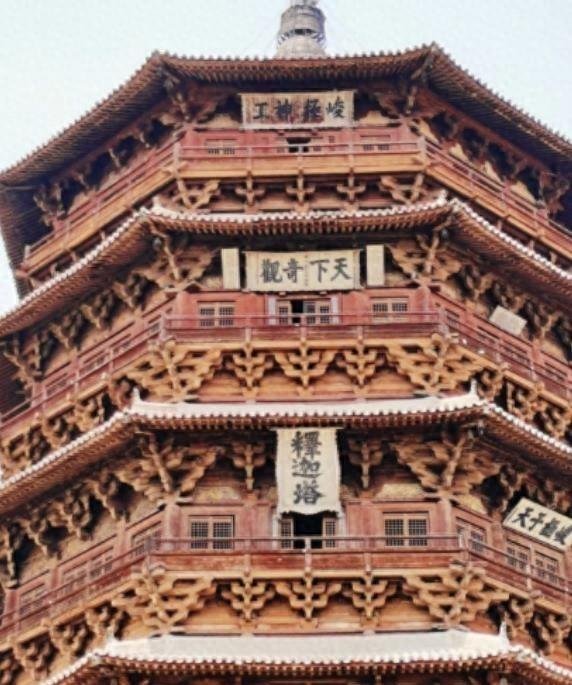 1974年，一名木匠受邀维修应县木塔，他意外发现二层佛像肚子竟然有个大洞，他伸手